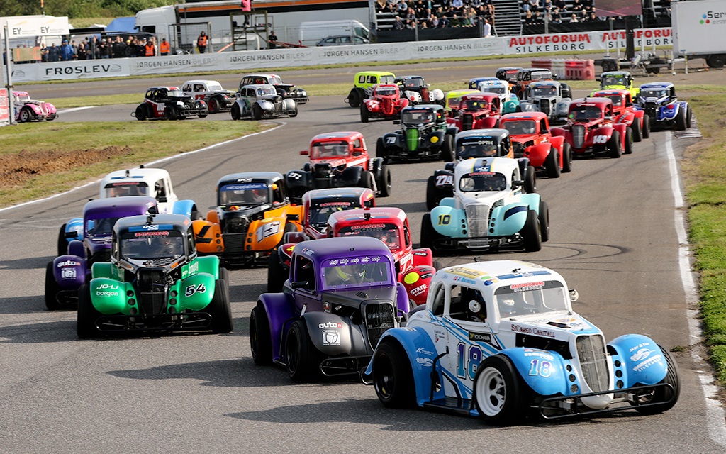 Der er flere opgør i vente for det store felt med de skønne Legend racere - Kan Joachim Lee Holmstoel holde forspringet og tage mesterskabstitlen eller bliver det Kevin Verner der formår at skrue sig forbi i slutopgøret?
(Foto: Motorsporten.dk)